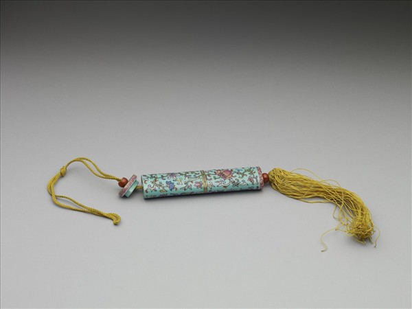 粉彩湖綠地纏枝花卉紋牙籤筒