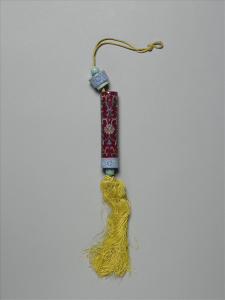 粉彩紅地番蓮紋牙籤筒