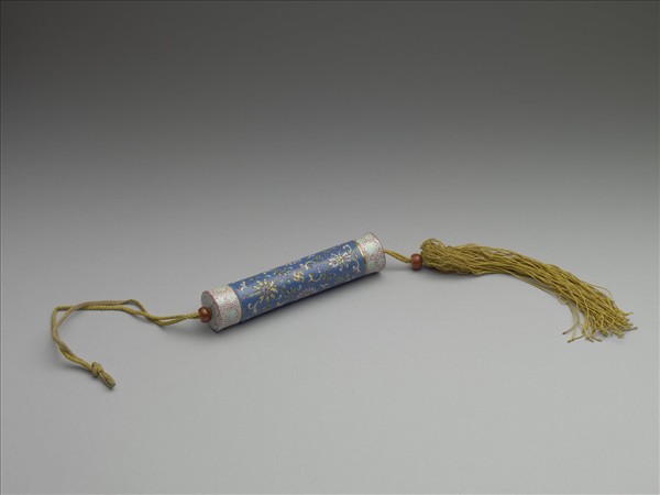 粉彩藍地番蓮紋牙籤筒