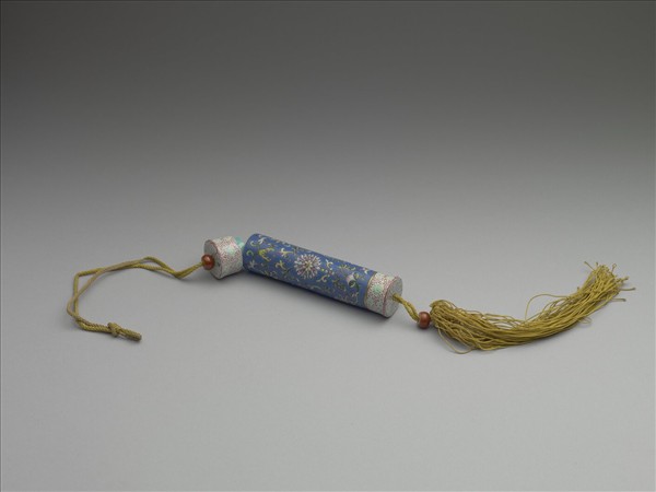 粉彩藍地番蓮紋牙籤筒