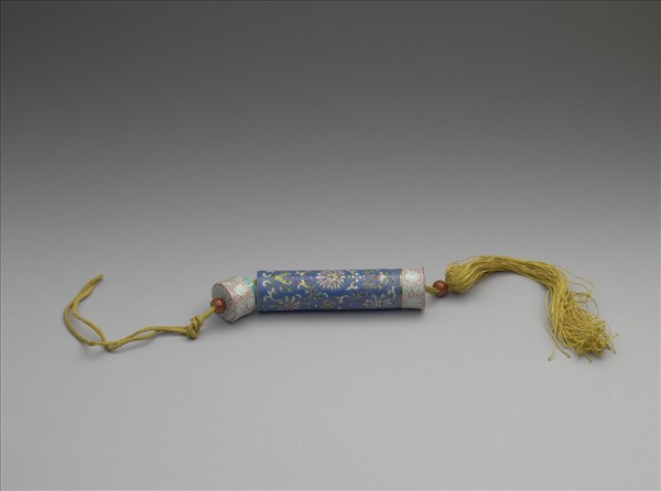 粉彩藍地番蓮紋牙籤筒