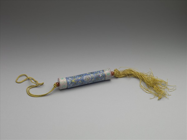 粉彩藍地番蓮紋牙籤筒