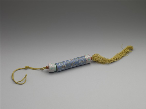 粉彩藍地番蓮紋牙籤筒