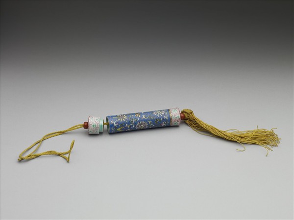 粉彩藍地番蓮紋牙籤筒