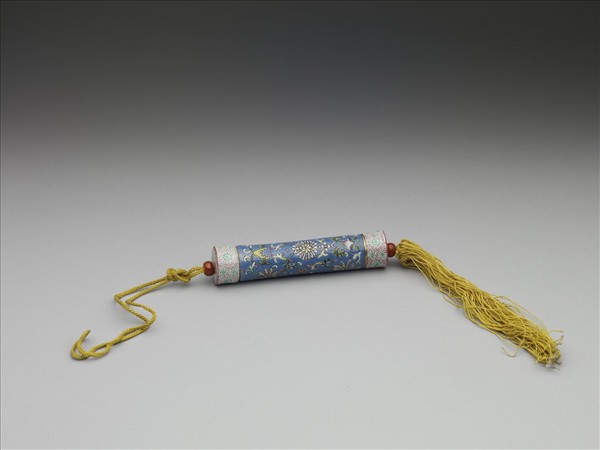 粉彩藍地番蓮紋牙籤筒