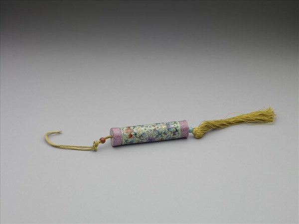 粉彩草綠地纏枝花卉紋牙籤筒