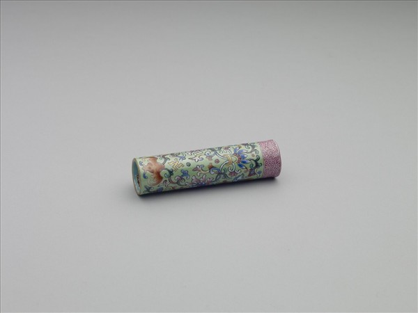 粉彩草綠地纏枝花卉紋牙籤筒