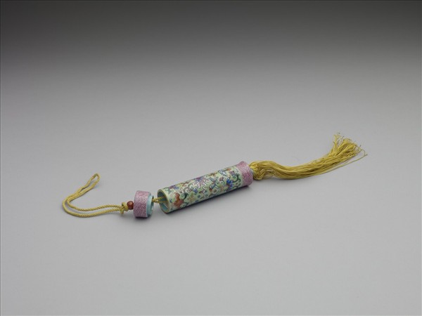 粉彩草綠地纏枝花卉紋牙籤筒