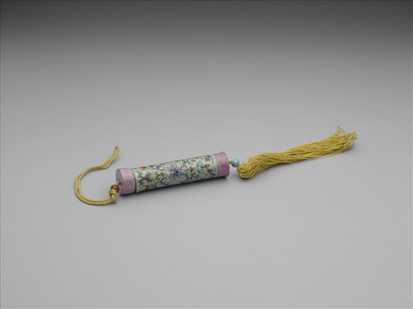 粉彩草綠地纏枝花卉紋牙籤筒