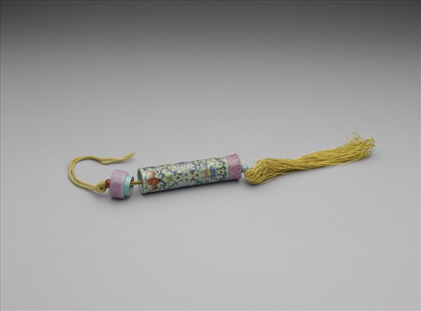 粉彩草綠地纏枝花卉紋牙籤筒
