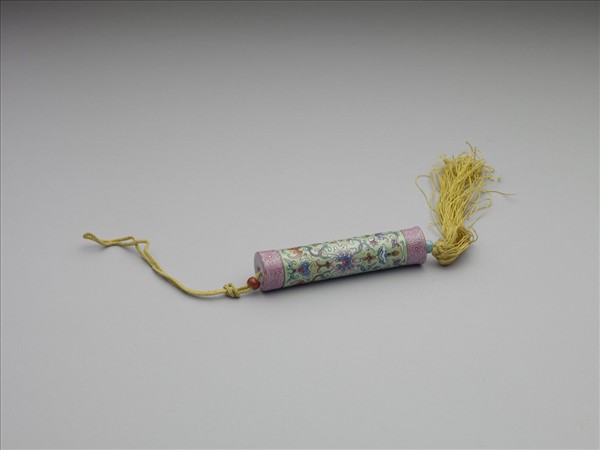 粉彩綠地番蓮紋牙籤筒