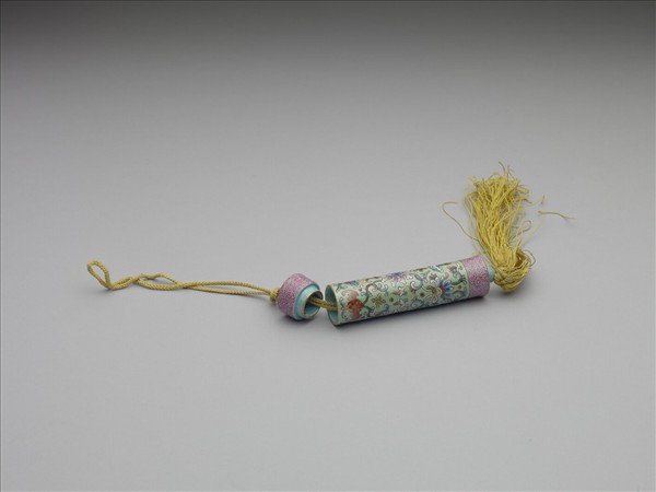 粉彩綠地番蓮紋牙籤筒