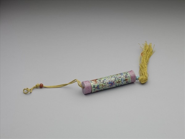 粉彩綠地番蓮紋牙籤筒