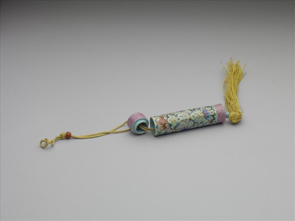 粉彩綠地番蓮紋牙籤筒