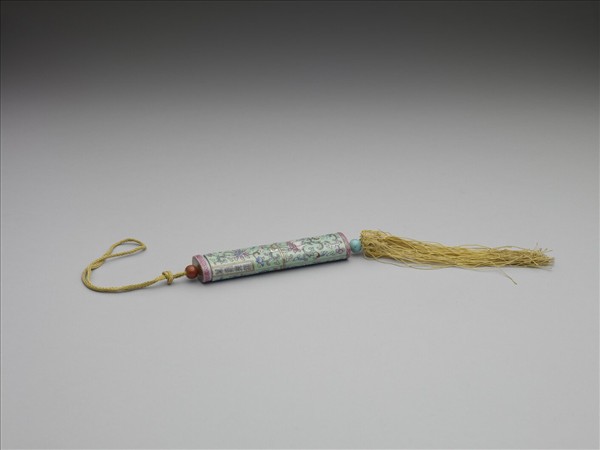 粉彩綠地番蓮紋牙籤筒