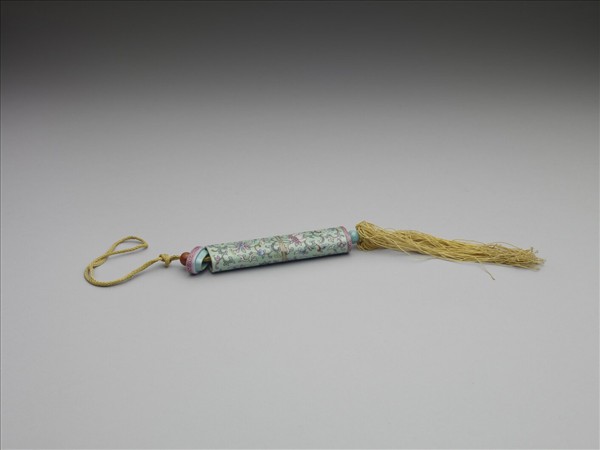 粉彩綠地番蓮紋牙籤筒