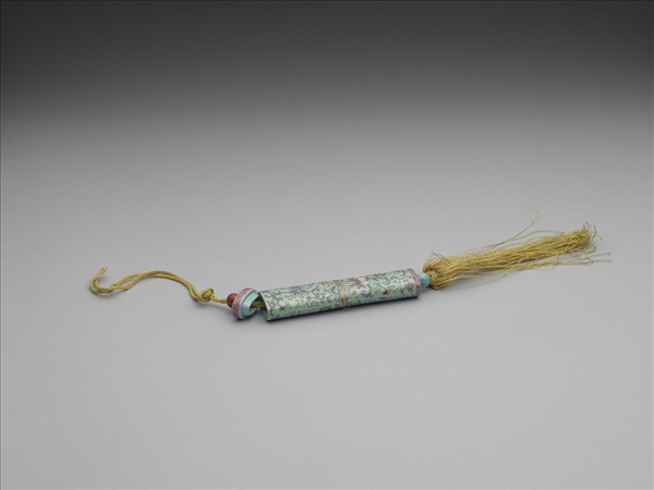 粉彩綠地番蓮紋牙籤筒