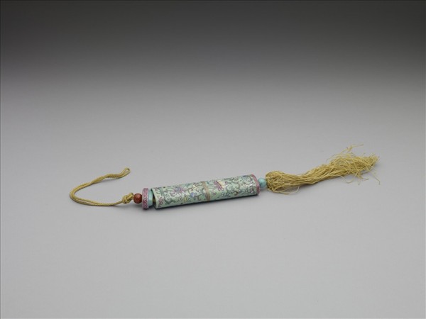 粉彩綠地番蓮紋牙籤筒