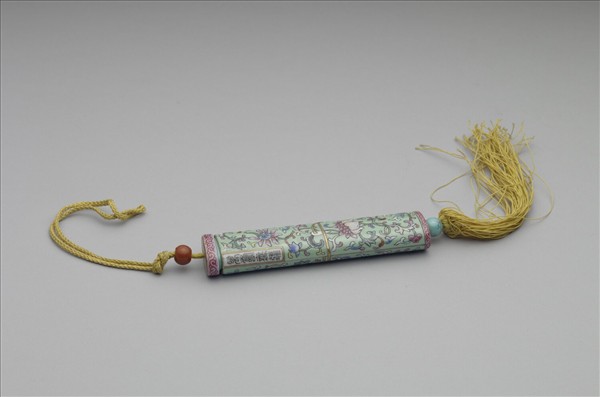 粉彩綠地番蓮紋牙籤筒