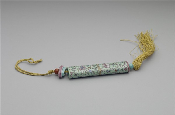 粉彩綠地番蓮紋牙籤筒