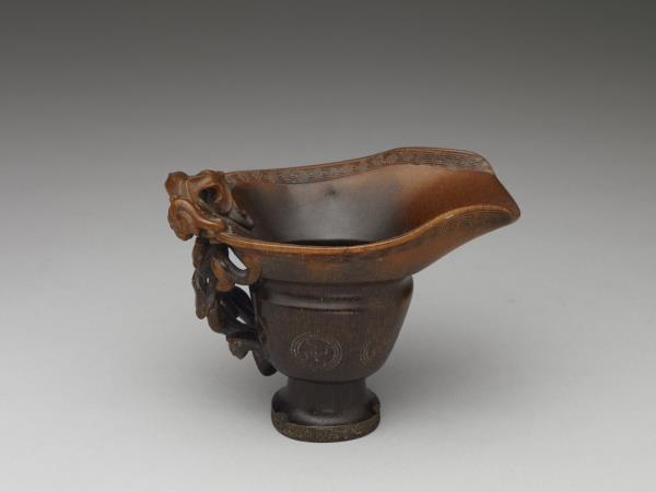 犀角雕蟠螭紋觥