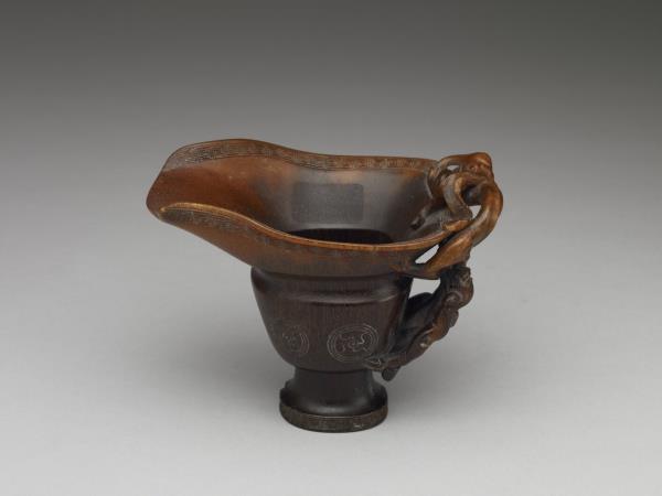 犀角雕蟠螭紋觥