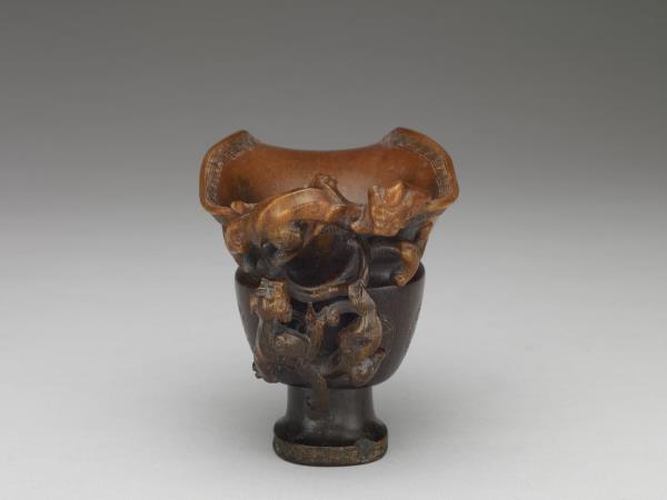 犀角雕蟠螭紋觥