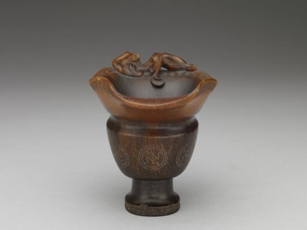 犀角雕蟠螭紋觥