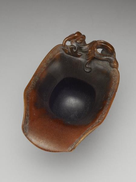 犀角雕蟠螭紋觥