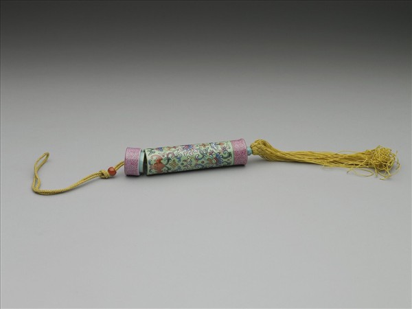粉彩草綠地纏枝花卉紋牙籤筒