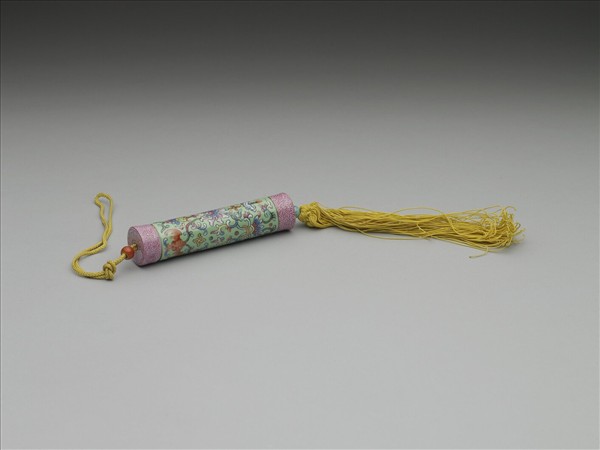 粉彩草綠地纏枝花卉紋牙籤筒