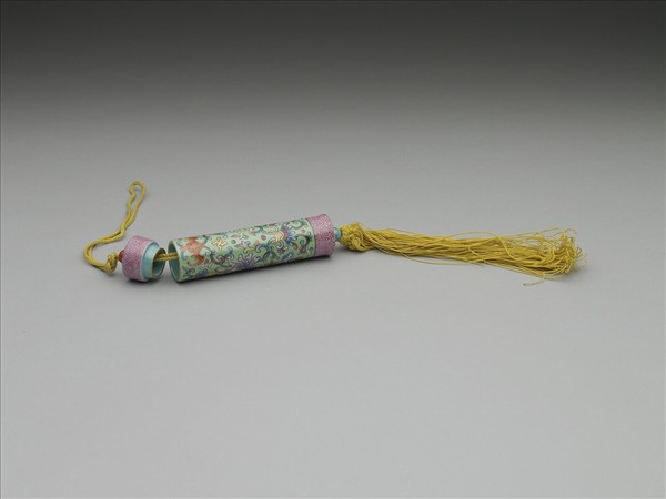 粉彩草綠地纏枝花卉紋牙籤筒