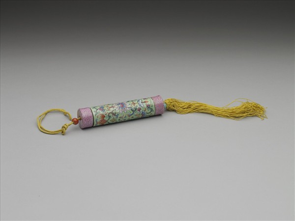 粉彩草綠地纏枝花卉紋牙籤筒