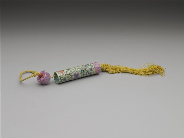 粉彩草綠地纏枝花卉紋牙籤筒