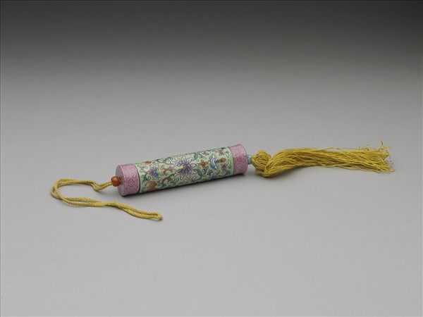 粉彩草綠地纏枝花卉紋牙籤筒