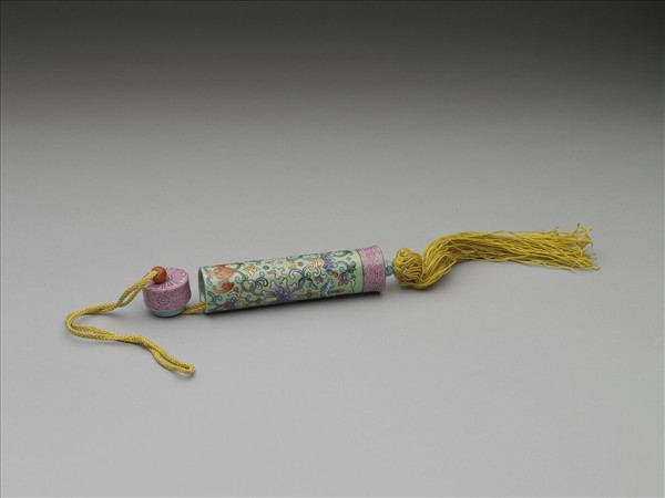 粉彩草綠地纏枝花卉紋牙籤筒