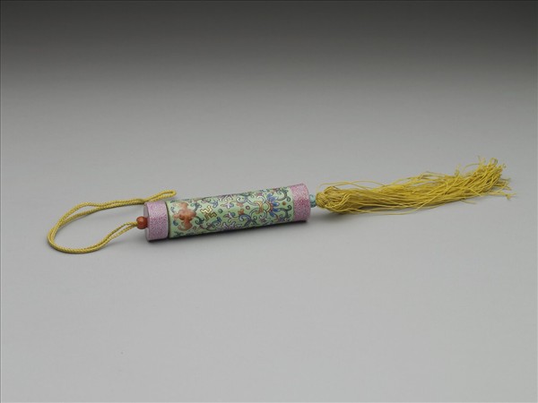 粉彩草綠地纏枝花卉紋牙籤筒