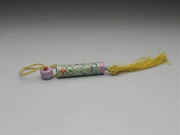 粉彩草綠地纏枝花卉紋牙籤筒