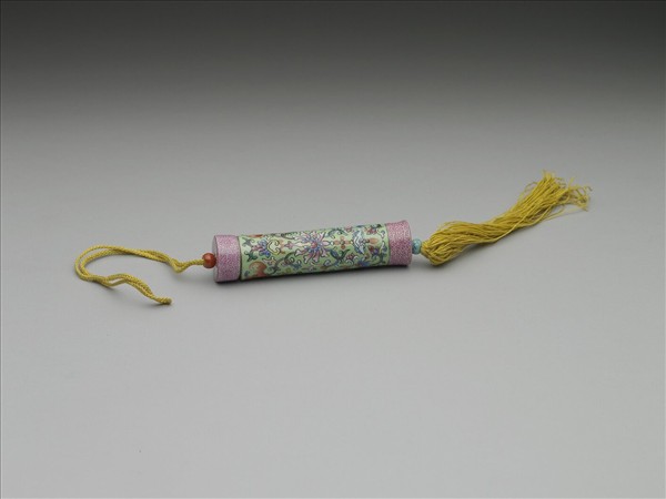粉彩草綠地纏枝花卉紋牙籤筒