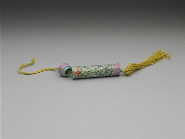 粉彩草綠地纏枝花卉紋牙籤筒