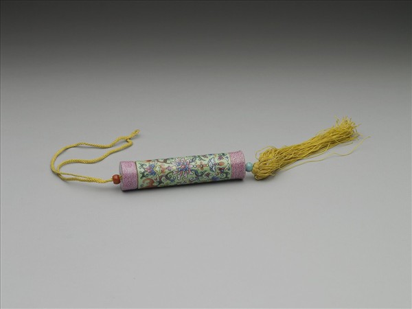 粉彩草綠地纏枝花卉紋牙籤筒