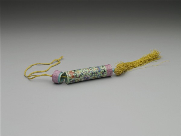粉彩草綠地纏枝花卉紋牙籤筒
