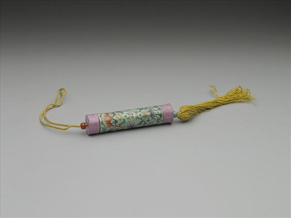 粉彩綠地番蓮紋牙籤筒