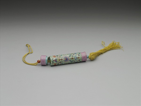 粉彩綠地番蓮紋牙籤筒