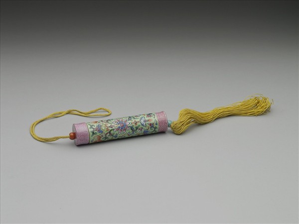 粉彩綠地番蓮紋牙籤筒