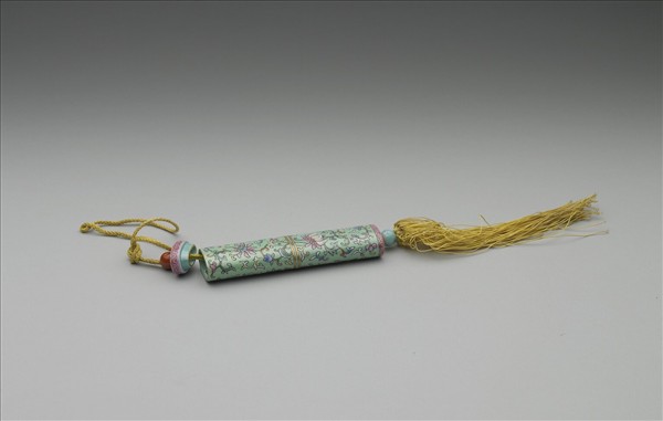 粉彩綠地番蓮紋牙籤筒