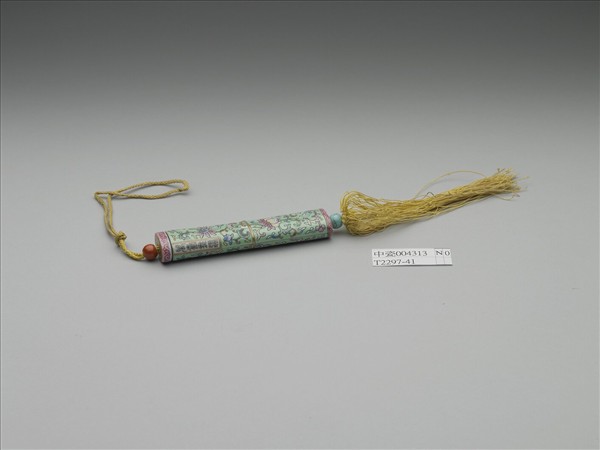 粉彩綠地番蓮紋牙籤筒