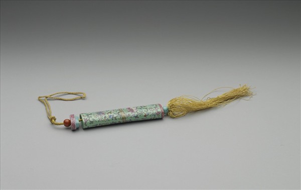 粉彩綠地番蓮紋牙籤筒