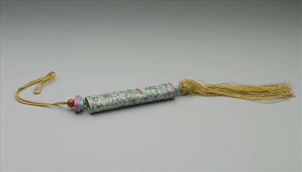 粉彩綠地番蓮紋牙籤筒