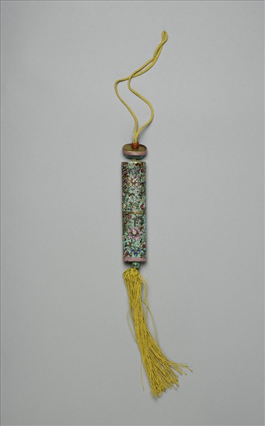 粉彩湖綠地纏枝花卉紋牙籤筒